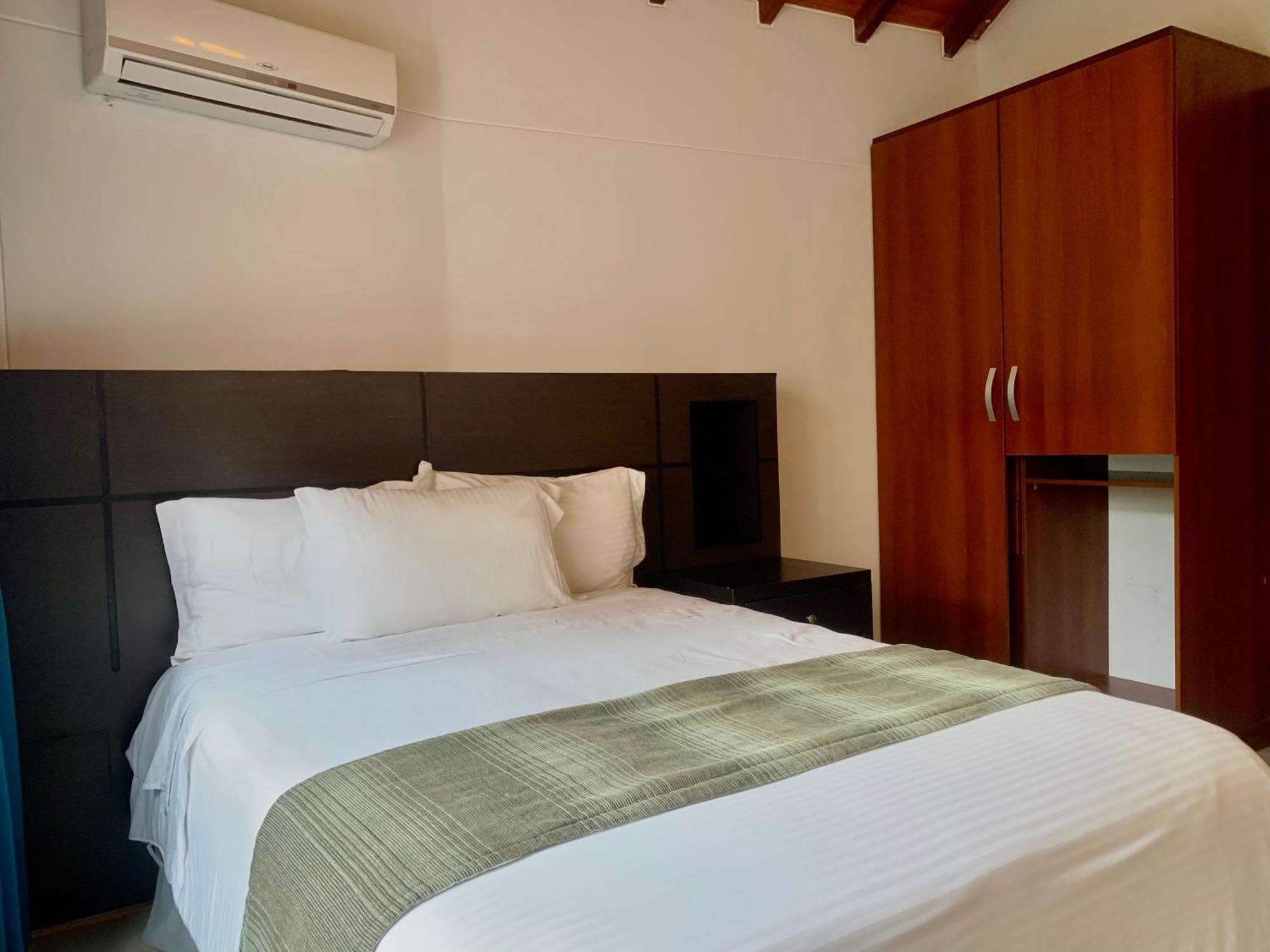 Serenity Suites Casa Boutique บูการามังกา ภายนอก รูปภาพ
