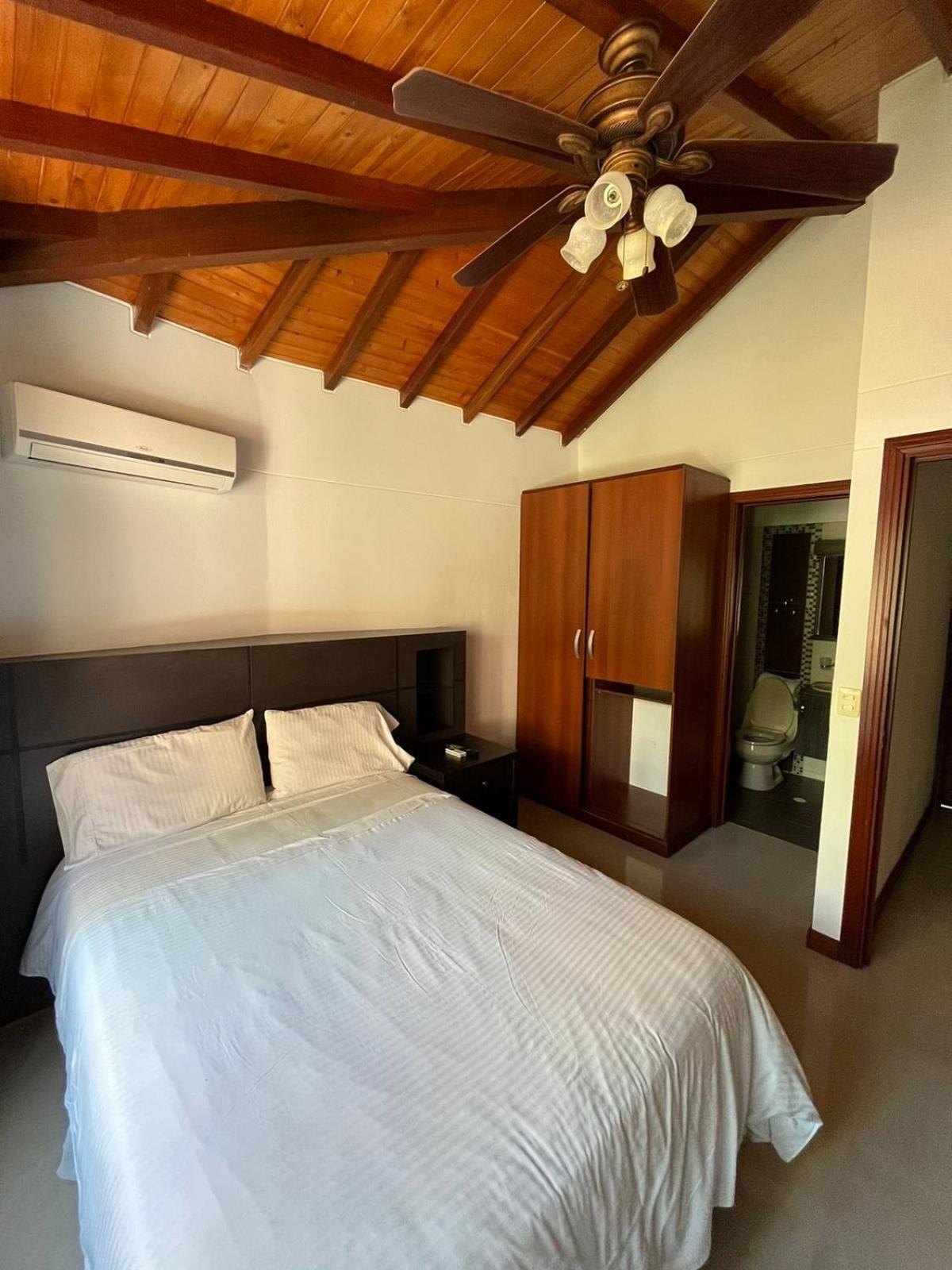 Serenity Suites Casa Boutique บูการามังกา ภายนอก รูปภาพ