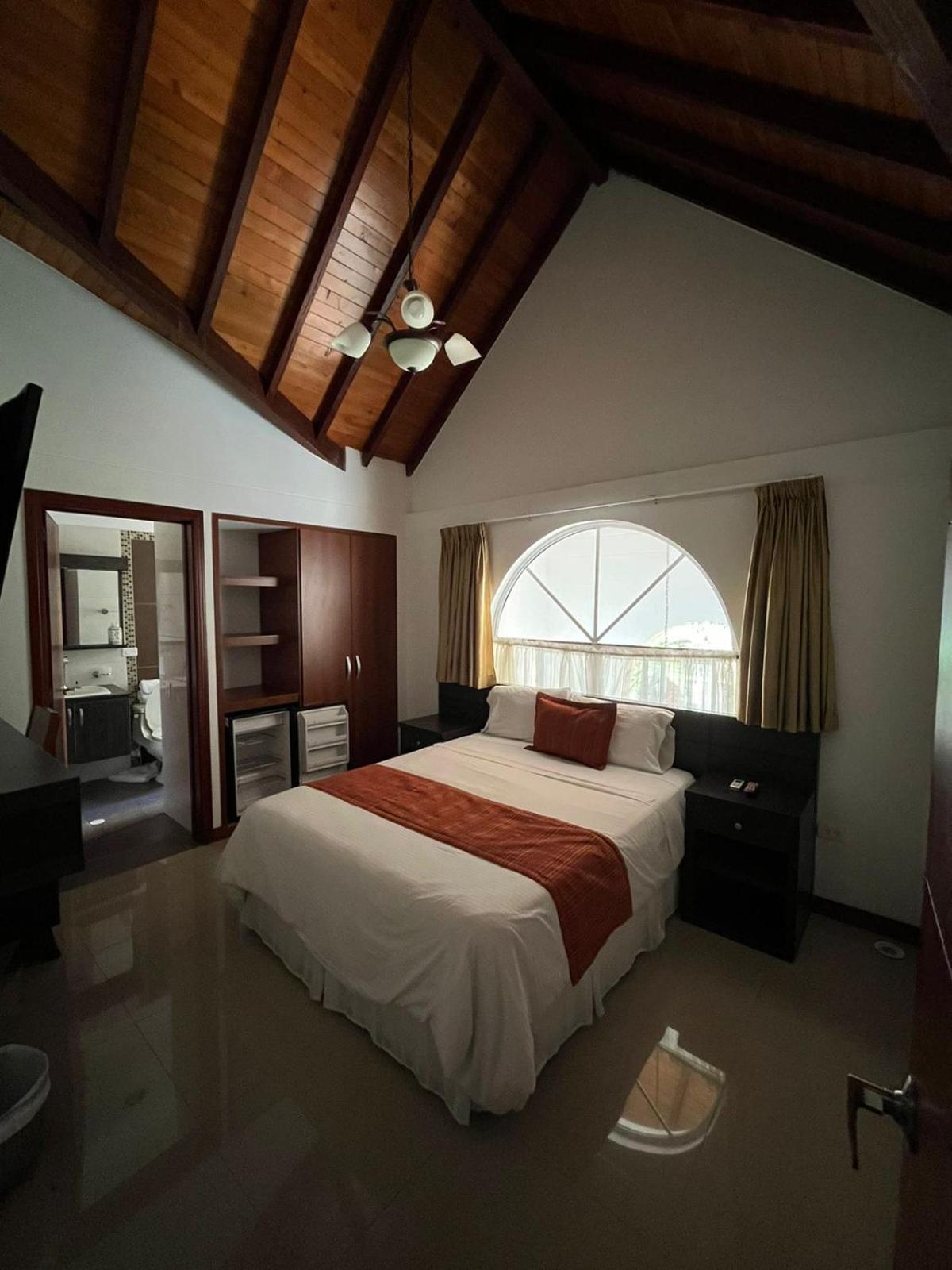 Serenity Suites Casa Boutique บูการามังกา ภายนอก รูปภาพ