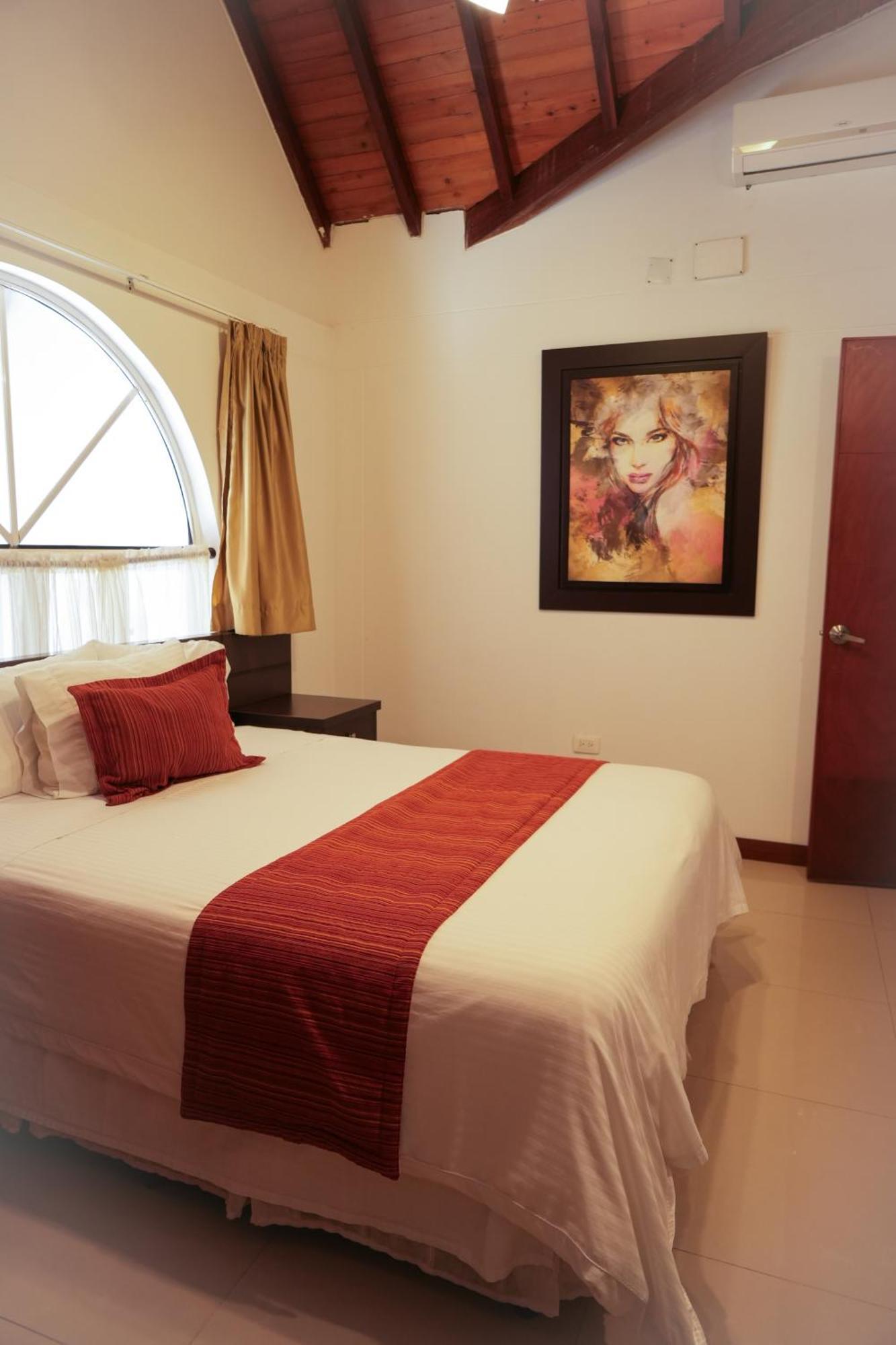 Serenity Suites Casa Boutique บูการามังกา ภายนอก รูปภาพ